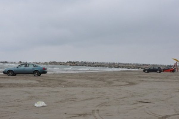 Plaja Modern, ca după bombardament: gunoaie, construcţii în paragină, maşini pe nisip - vezi galerie foto!